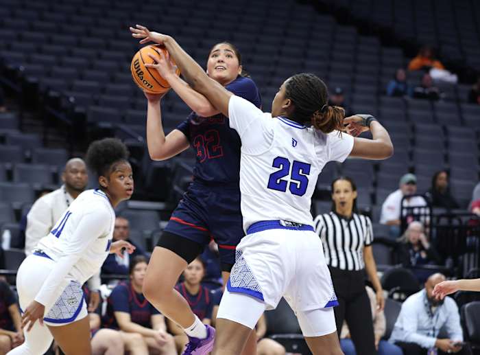 Paula Zumstein (32), Montgomery is guarded closely by Ojiugo Egeonu (25)